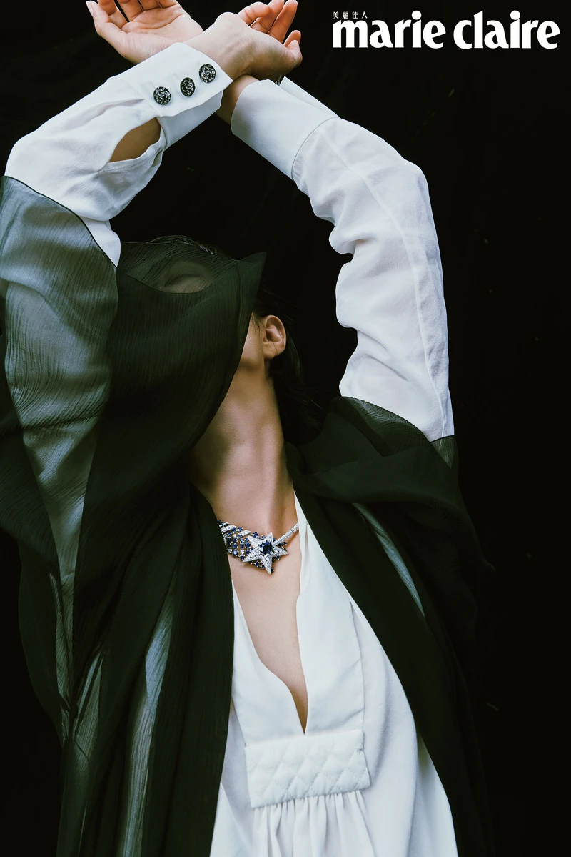 1932 頂級珠寶系列 Comète Saphir 項鍊及 Comète Opale 戒指、米色真絲縐紗開領襯衫 黑色真絲府綢罩衫，all by CHANEL。