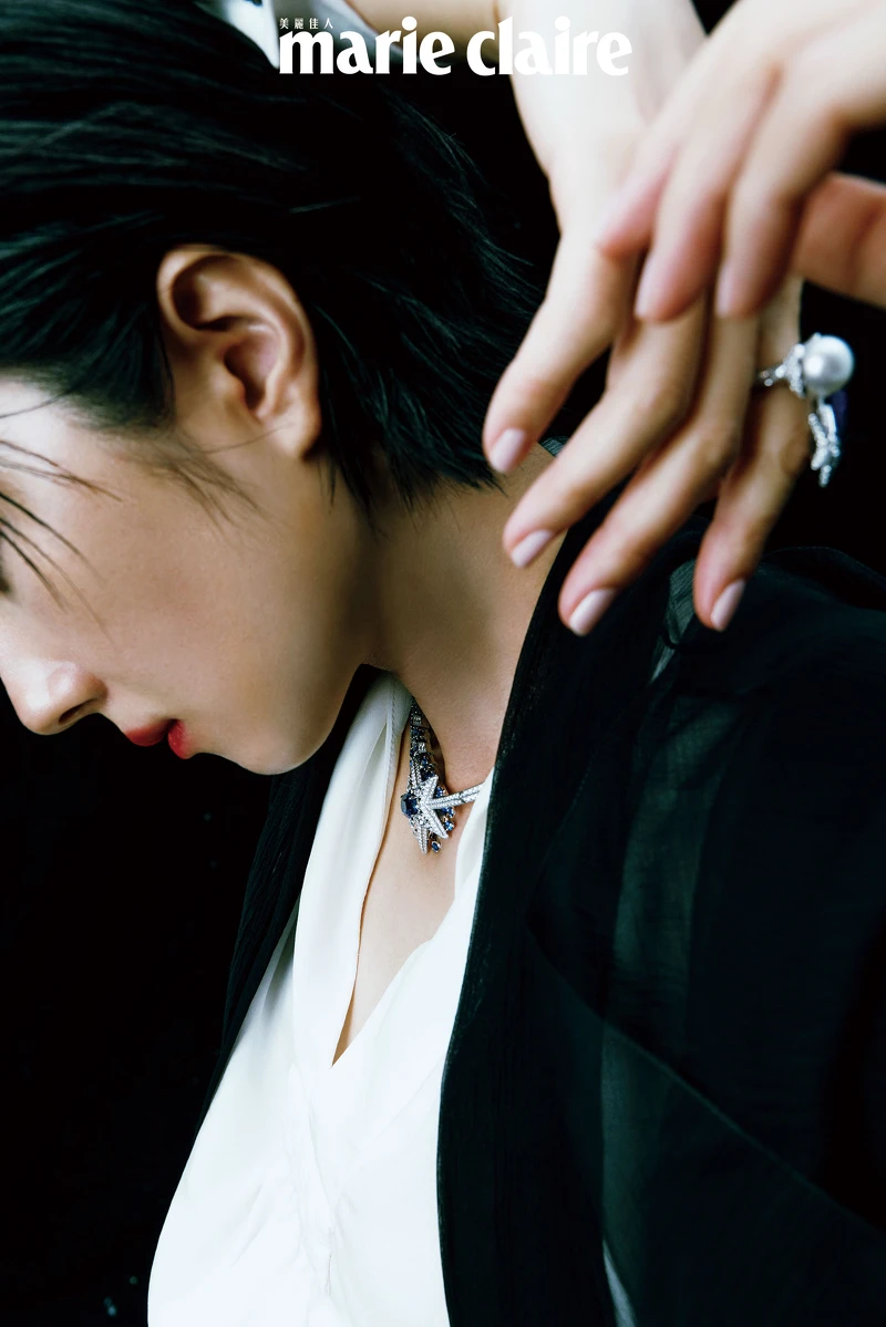 1932 頂級珠寶系列 Comète Saphir 項鍊及 Comète Opale 戒指、米色真絲縐紗開領襯衫 黑色真絲府綢罩衫，all by CHANEL。