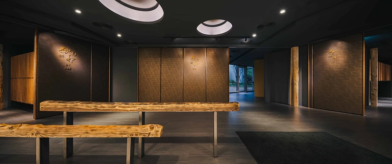 於今年7月開幕的新竹頂級日料餐廳「秋日和Akiko & Pierre」入口空間。 於今年7月開幕的新竹頂級日料餐廳「秋日和Akiko & Pierre」入口空間。