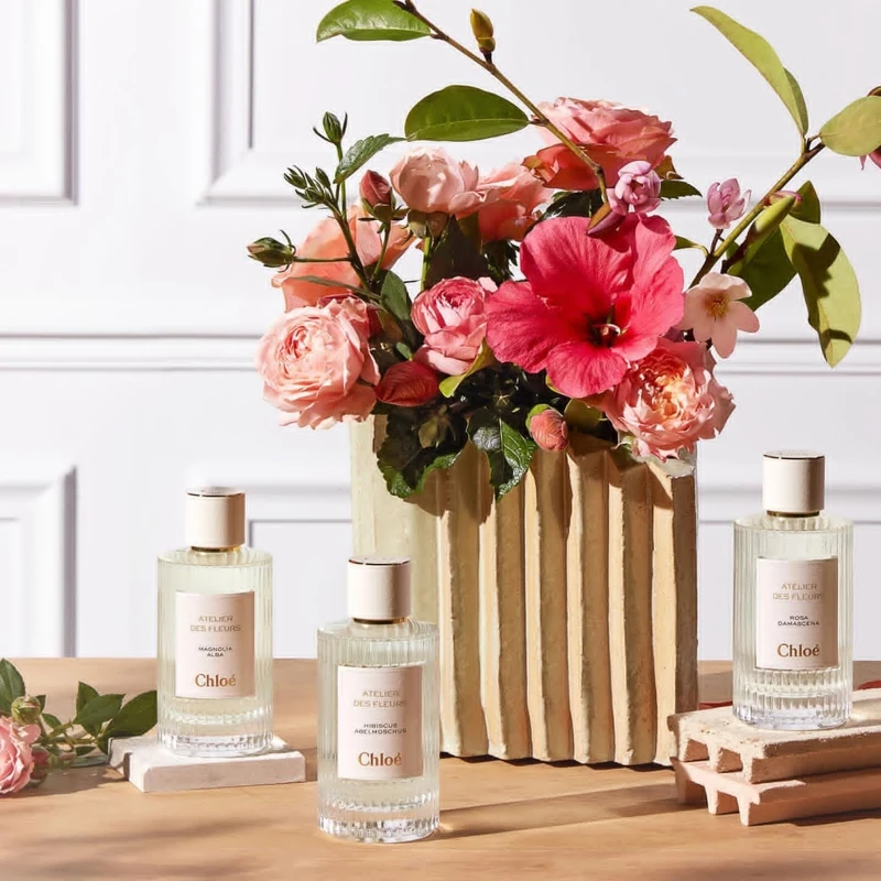 Chloé Atelier des Fleurs仙境花園香水系列主打個人化疊香,可選出喜歡的花材混搭成專屬自己的獨特氣味。 Chloé Atelier des Fleurs仙境花園香水系列主打個人化疊香,可選出喜歡的花材混搭成專屬自己的獨特氣味。