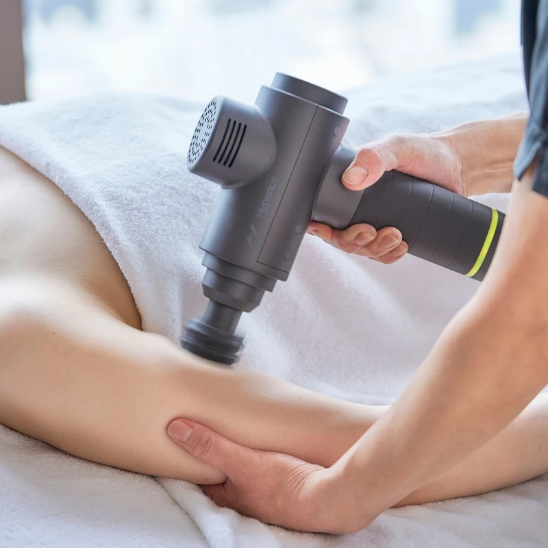 The Spa智能運動按摩由芳療師以筋膜按摩槍加強,透過深層按摩全面紓緩緊繃肌肉。 The Spa智能運動按摩由芳療師以筋膜按摩槍加強,透過深層按摩全面紓緩緊繃肌肉。