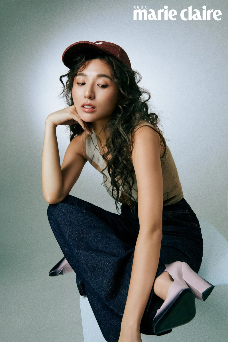 菱格紋針織背心,Miu Miu;深藍色丹寧面料喇叭褲,Chloé;粉彩高跟鞋,Prada;棒球帽,CELINE。 菱格紋針織背心,Miu Miu;深藍色丹寧面料喇叭褲,Chloé;粉彩高跟鞋,Prada;棒球帽,CELINE。