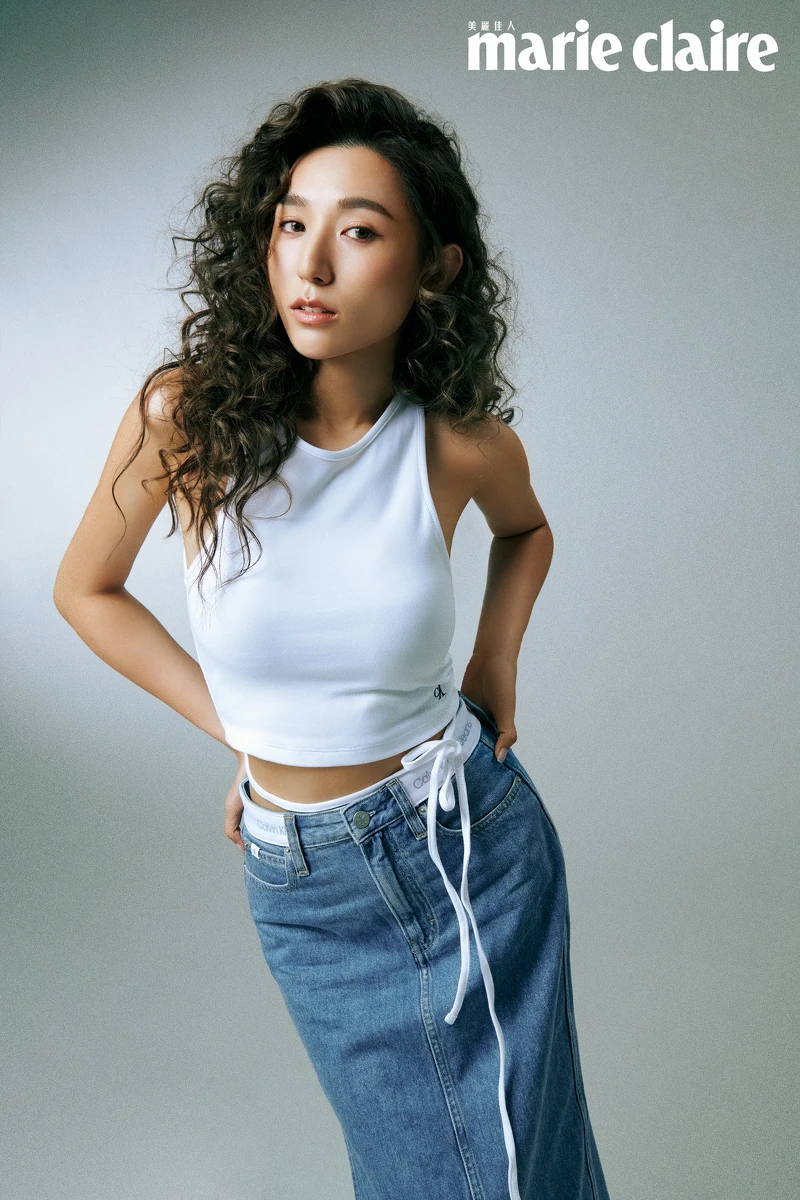 腰間繫帶設計短版背心、長裙,both by Calvin Klein Jeans。 腰間繫帶設計短版背心、長裙,both by Calvin Klein Jeans。