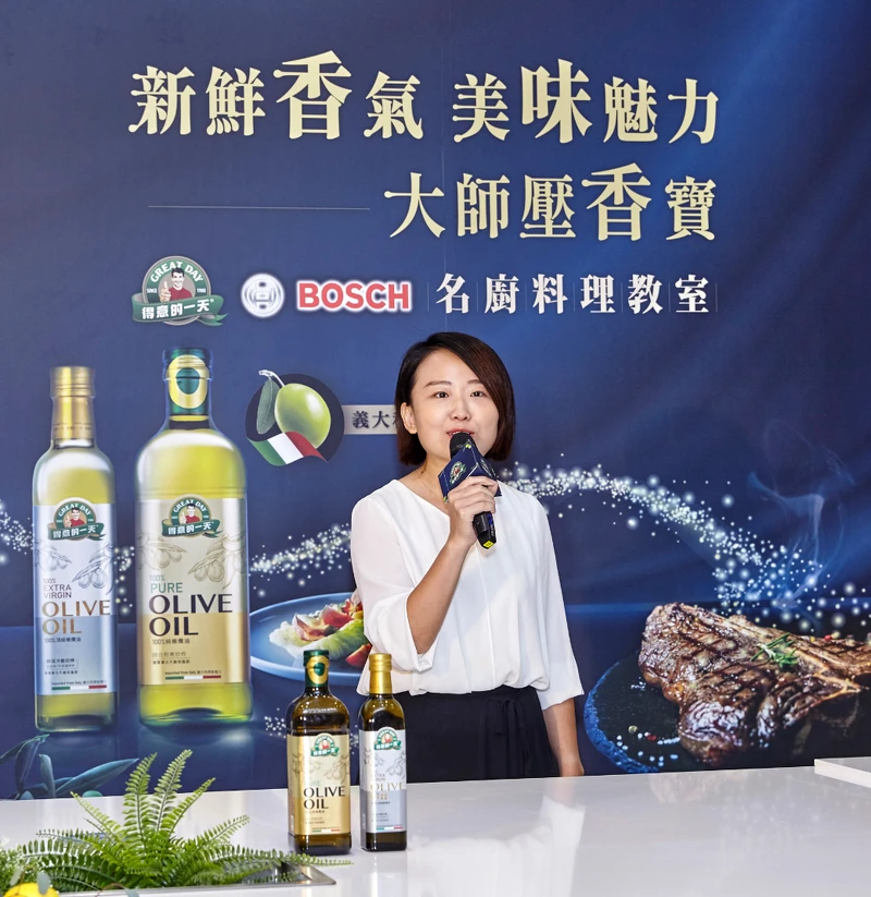 專業品油師王依亭(左)指出,得意的一天「頂級初榨橄欖油」運用冷壓初榨技術,完整保留新鮮橄欖的營養。 專業品油師王依亭(左)指出,得意的一天「頂級初榨橄欖油」運用冷壓初榨技術,完整保留新鮮橄欖的營養。