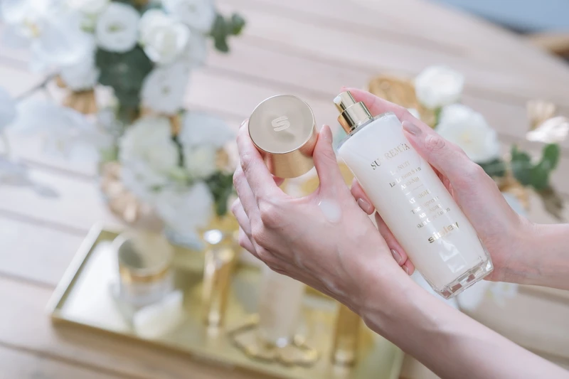 Sisley極致夜間奇蹟修護前導水精華質地。 Sisley極致夜間奇蹟修護前導水精華質地。