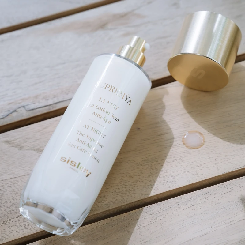 Sisley極致夜間奇蹟修護前導水精華140ml,NT7,700。 Sisley極致夜間奇蹟修護前導水精華140ml,NT7,700。