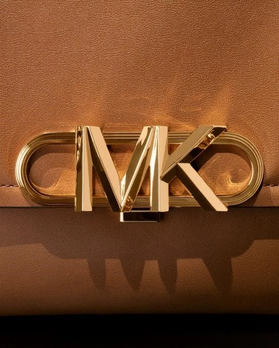 以紐約帝國大廈Art Deco幾何構圖及對稱簡潔為靈感的Empire Logo,賦予Michael Kors 2022秋冬系列的皮件手袋與鞋履配飾,呈現出俐落精緻的新奢華樣貌。 以紐約帝國大廈Art Deco幾何構圖及對稱簡潔為靈感的Empire Logo,賦予Michael Kors 2022秋冬系列的皮件手袋與鞋履配飾,呈現出俐落精緻的新奢華樣貌。