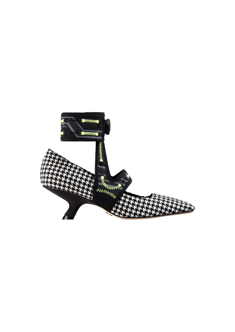 Dior 62-22 黑白千鳥格羊毛與科技腳踝護套低跟鞋，NT43,000。