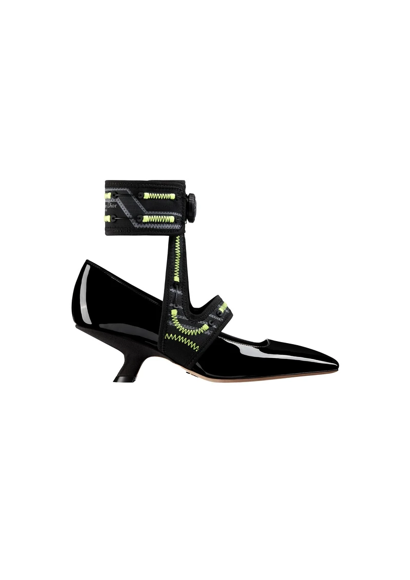 Dior 62-22 黑色漆面小牛皮與科技腳踝護套低跟鞋，NT43,000。