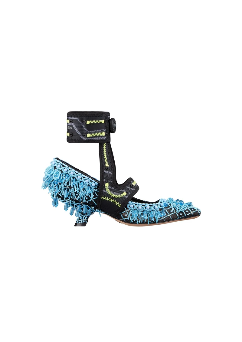 Dior 62-22 藍色綠松石珠飾刺繡網眼與科技腳踝護套低跟鞋，NT70,000。