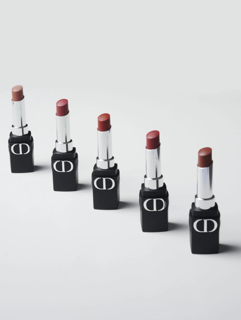 《迪奧超完美持久唇膏》#200太妃奶茶、#518榛果奶咖、#558玫瑰木紅、#720豆沙紅棕、#840楓葉磚紅