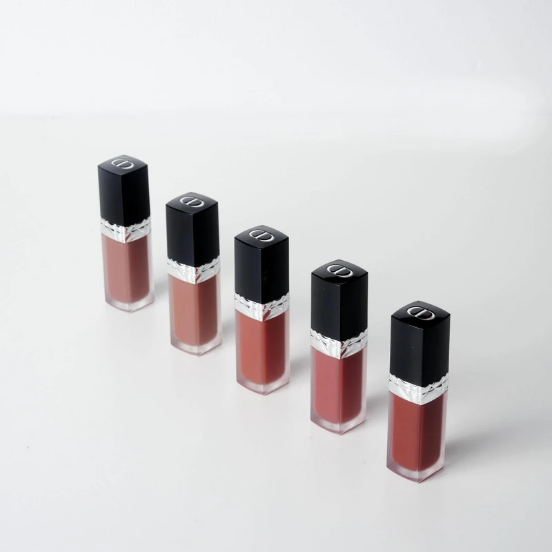 《迪奧超完美持久唇露》#300可可茶棕、#637烏木奶棕、#720豆沙紅棕、#840楓葉磚紅、#861梅子漿果