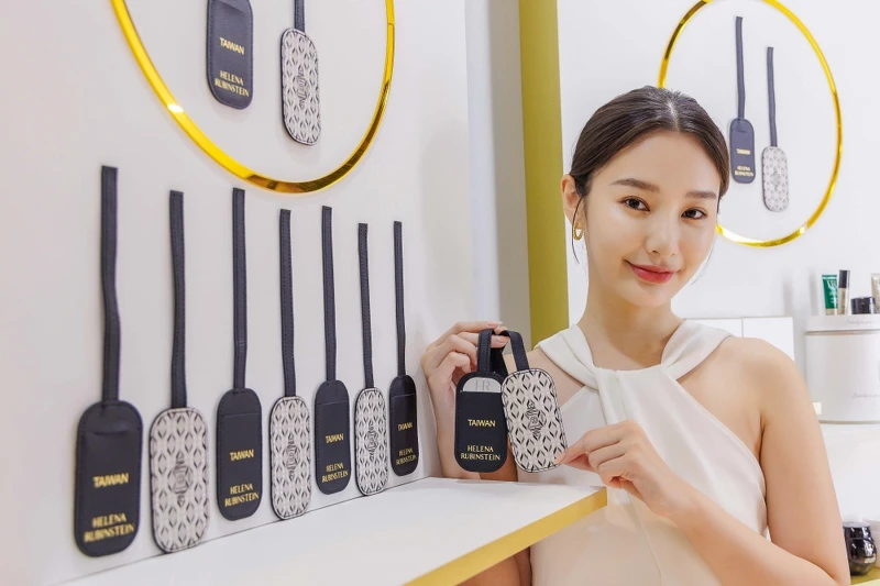 HR赫蓮娜攜手PINEL & PINEL推出訂製限量行李吊牌。