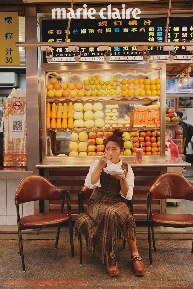 襯衫，H&M；毛呢洋裝，Polo Ralph Lauren；穆勒鞋，MICHAEL Michael Kors；耳環首飾，私人物品。