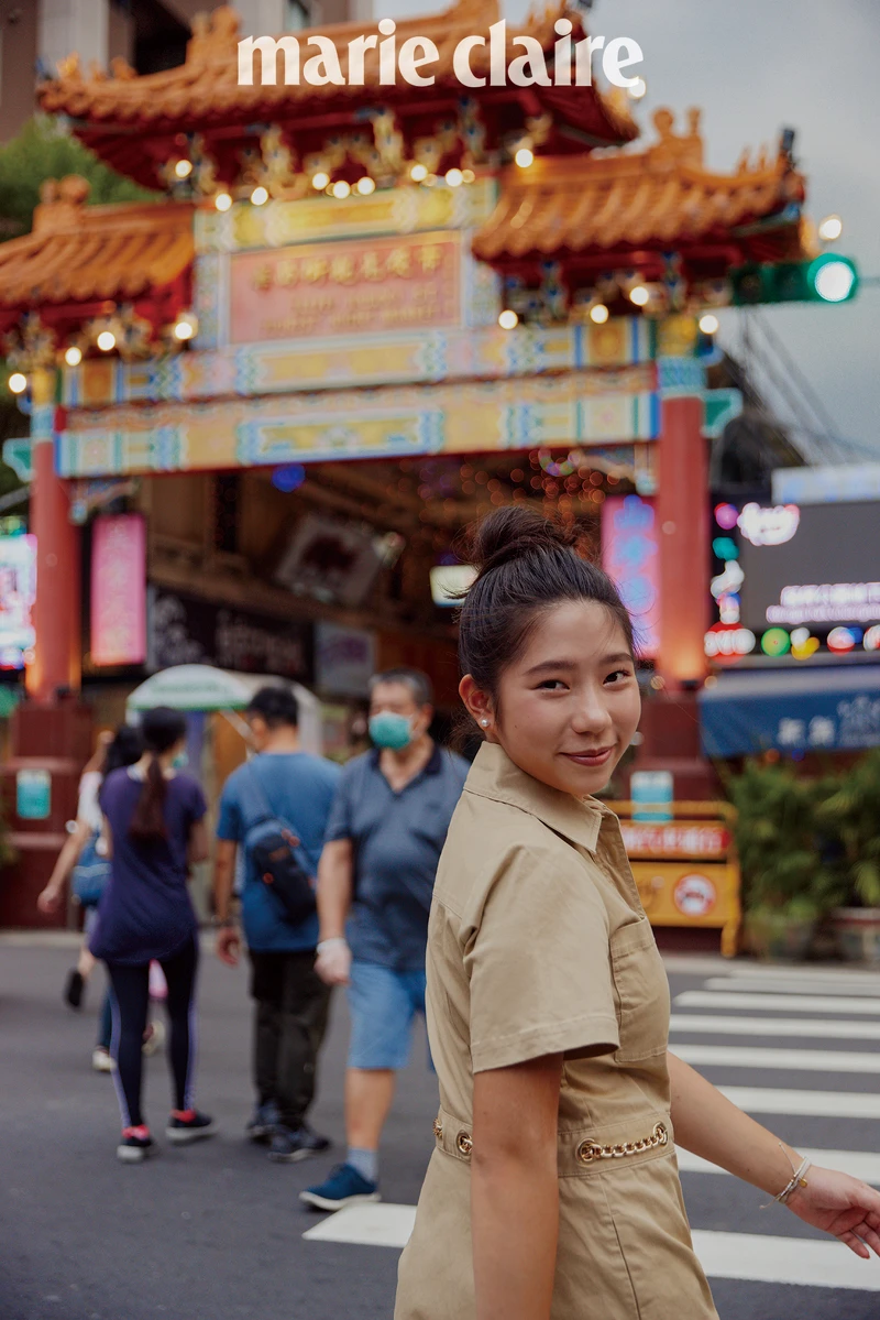 短洋裝、腰鏈，MICHAEL Michael Kors；樂福鞋，H&M；長襪，Stylist's Own；耳環首飾，私人物品。