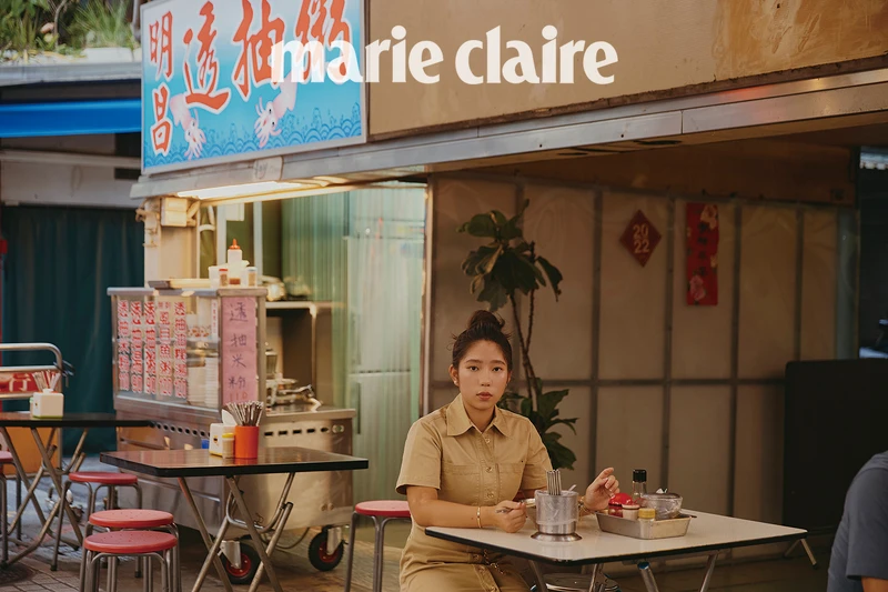 短洋裝、腰鏈，MICHAEL Michael Kors；樂福鞋，H&M；長襪，Stylist's Own；耳環首飾，私人物品。