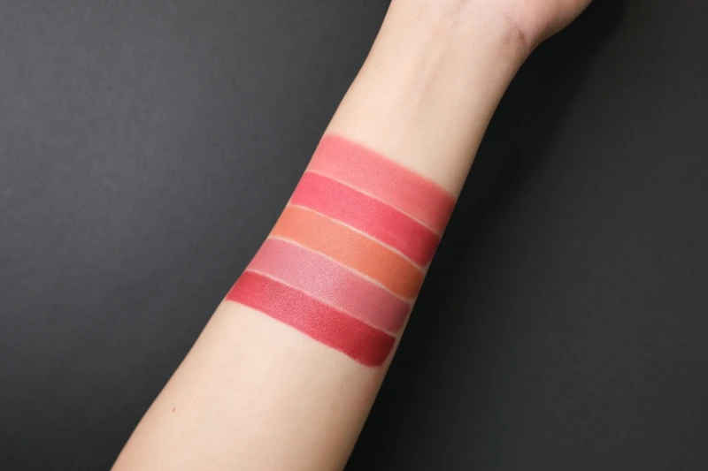 由上至下:SELFCARE、VELOUR COUTURE、FRIENDLY INVITATION、NO TROUBLES、GRATITUDE ATTITUDE 由上至下:SELFCARE、VELOUR COUTURE、FRIENDLY INVITATION、NO TROUBLES、GRATITUDE ATTITUDE