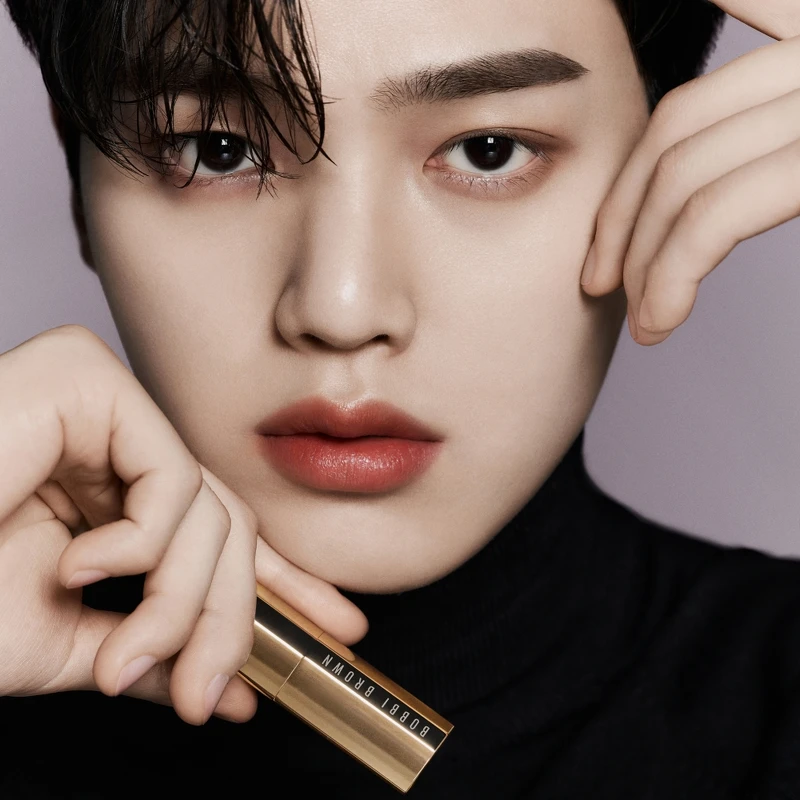 宋江示範Bobbi Brown金緻緞光唇膏Afternoon Tea。 宋江示範Bobbi Brown金緻緞光唇膏Afternoon Tea。