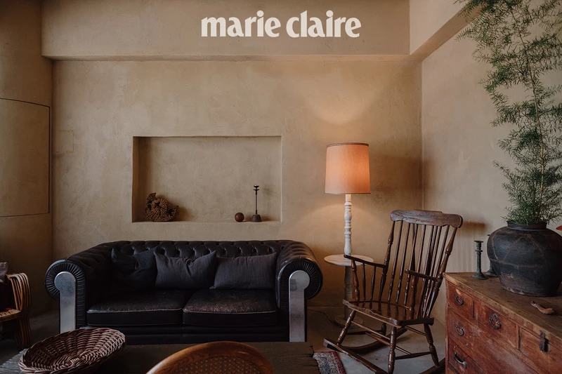 推開閩式木門後，即是接待客人的客廳空間，視覺重心是英式風格的皮沙發，搭配挖空牆面，並使用具有永續概念的泥土漆上色，自然的色澤奠定了 aged 以自然色系妝點空間的色彩風格，並大量使用間接光源，晚間在此休憩宛如來到一處密室酒吧，營造讓人身心感到平靜的氛圍。