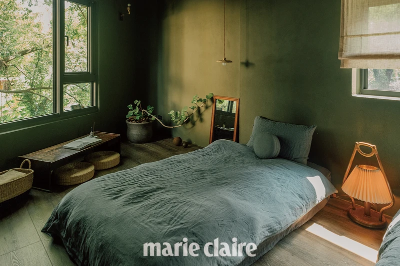 二樓客房「Moss」，為客房空間最小的房型，以苔綠色的泥土漆牆面塗飾，靈感則來自於芝羚的瀨戶內海之旅，那是一段走進森林尋找藝術展的回憶；每個房間也搭配不同的音樂，二樓則為 Ốlafur Arnalds《Island Songs》專輯。