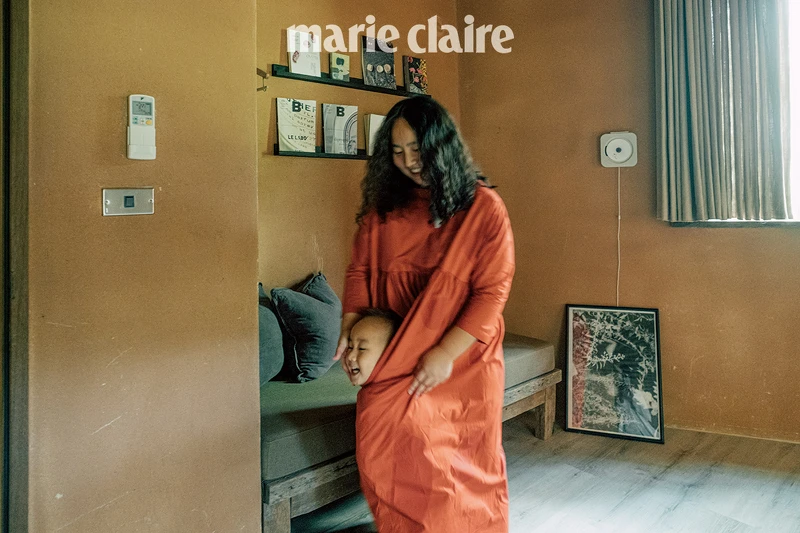 芝羚與兒子川川在一樓客房「Rouge」，風格、色彩最為豐富飽和，磚紅色的泥土漆牆面來自年少時遊歐之旅，空間內也放置了許多類型的書籍，有食物、設計、攝影或香氛，呈現出急於涉及各種面向的時期。