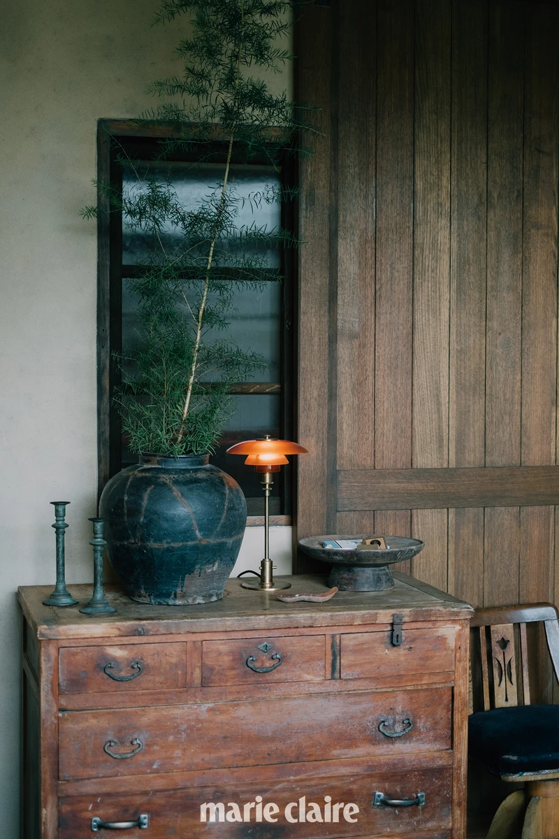 客廳空間，踏進空間後，即能品嘗到冰涼的果醋飲，也開啟了 aged 各面向之體驗。