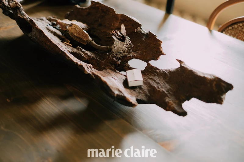 未經琢磨的舊木，隨意的擺放於桌面，成了一樣藝術品般的擺設。