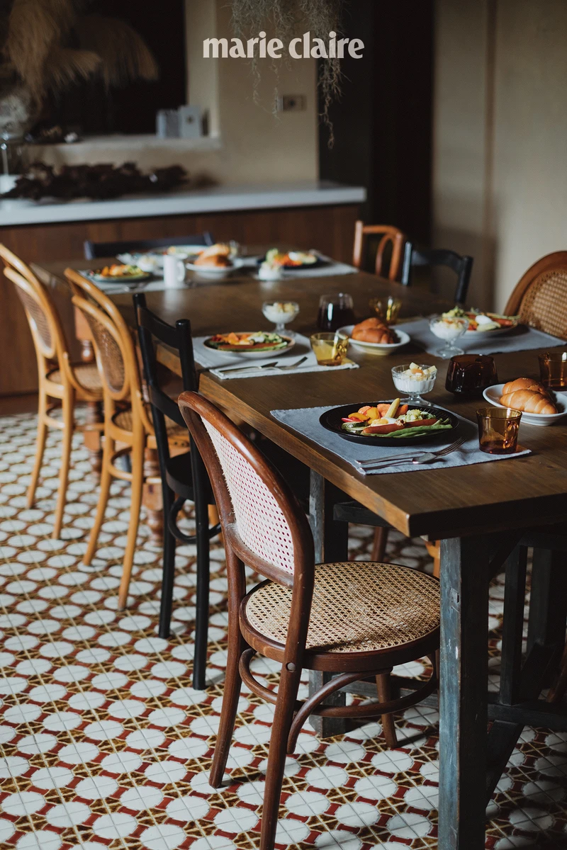 aged 提供早餐，可在餐廳空間一起享用；餐廳保留下台式風格的地磚，與同色系的大型餐桌形成和諧的搭配。在未影響結構下，加開了兩扇拱形窗，讓原本昏暗的餐廳變得明亮許多，而間隔於廚房的牆面，則加開了一座出菜口，讓空間與空間之間多了視覺穿透。並曾在此舉辦釀造梅酒的課程活動，也是到訪之人最驚艷的空間之一。