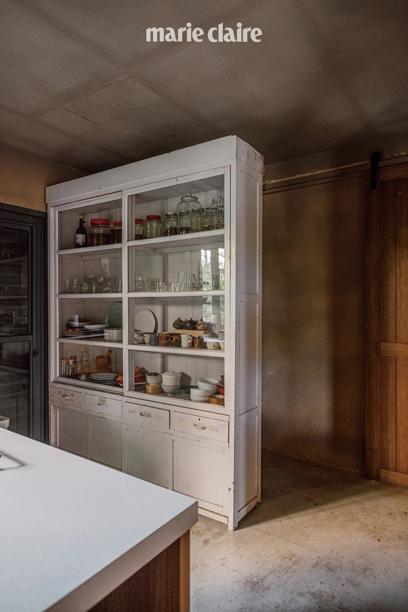 .aged 使用大量老件傢俱妝點空間，這座白色的玻璃醫生櫃如今則是餐具櫃，展示了許多器皿收藏；芝羚更將觸角發展到了器皿，未來餐點也將有 aged 自己的專屬器皿。