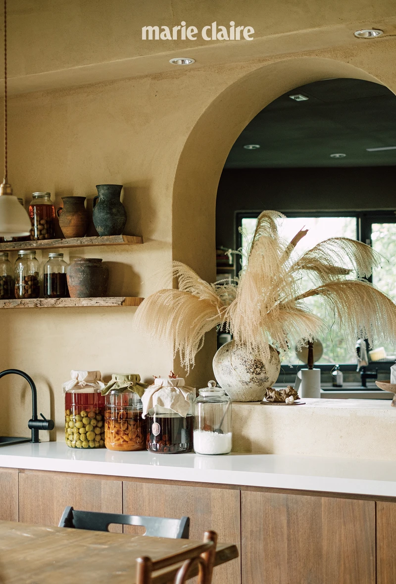 廚房的牆面加開出菜口。