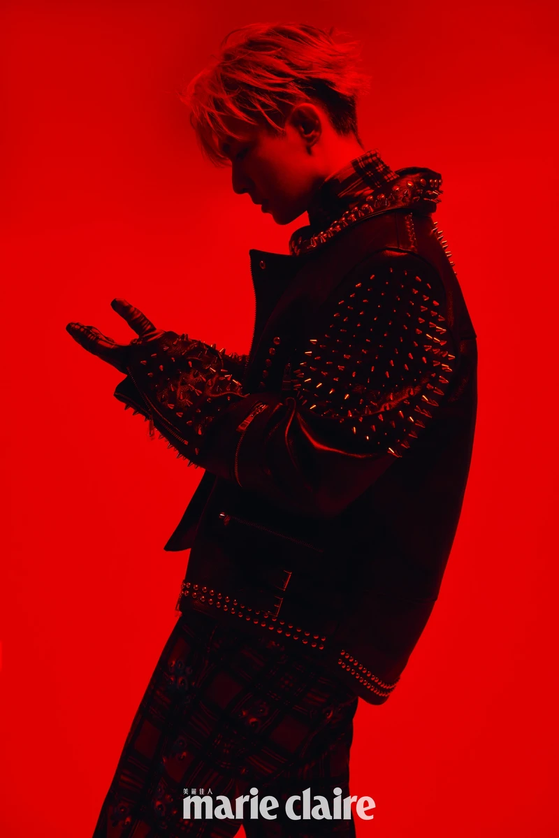 印花格紋手套上衣、印花格紋西裝褲、黑色鉚釘皮衣外套,all by Tommy Hilfiger。 印花格紋手套上衣、印花格紋西裝褲、黑色鉚釘皮衣外套,all by Tommy Hilfiger。