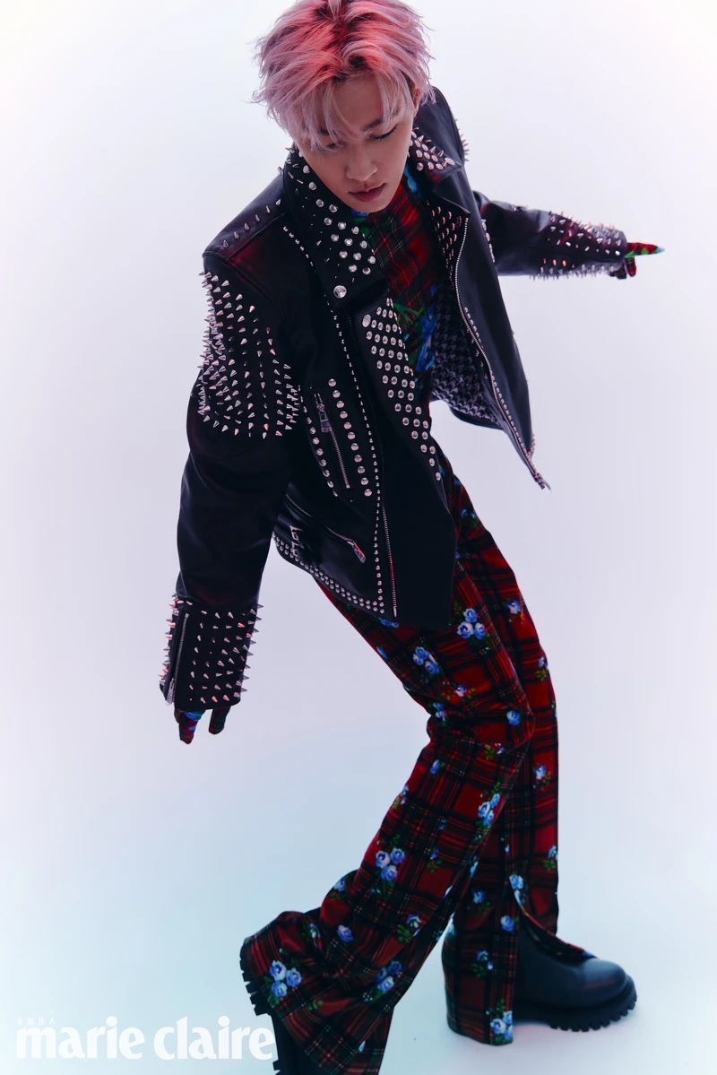 印花格紋手套上衣、印花格紋西裝褲、黑色鉚釘皮衣外套、黑色短靴,all by Tommy Hilfiger。 印花格紋手套上衣、印花格紋西裝褲、黑色鉚釘皮衣外套、黑色短靴,all by Tommy Hilfiger。