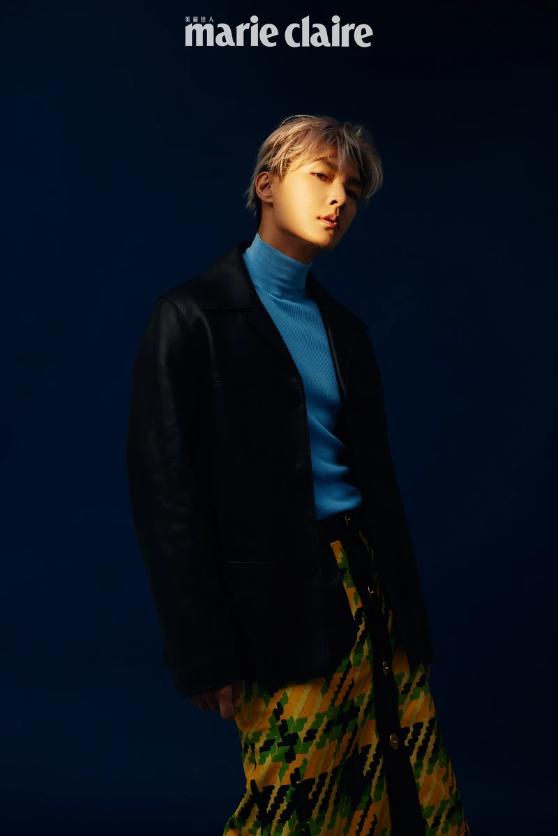 藍色針織高領毛衣,Prada;黃色格紋印花裙,Coach;黑色皮革外套,Sandro。 藍色針織高領毛衣,Prada;黃色格紋印花裙,Coach;黑色皮革外套,Sandro。