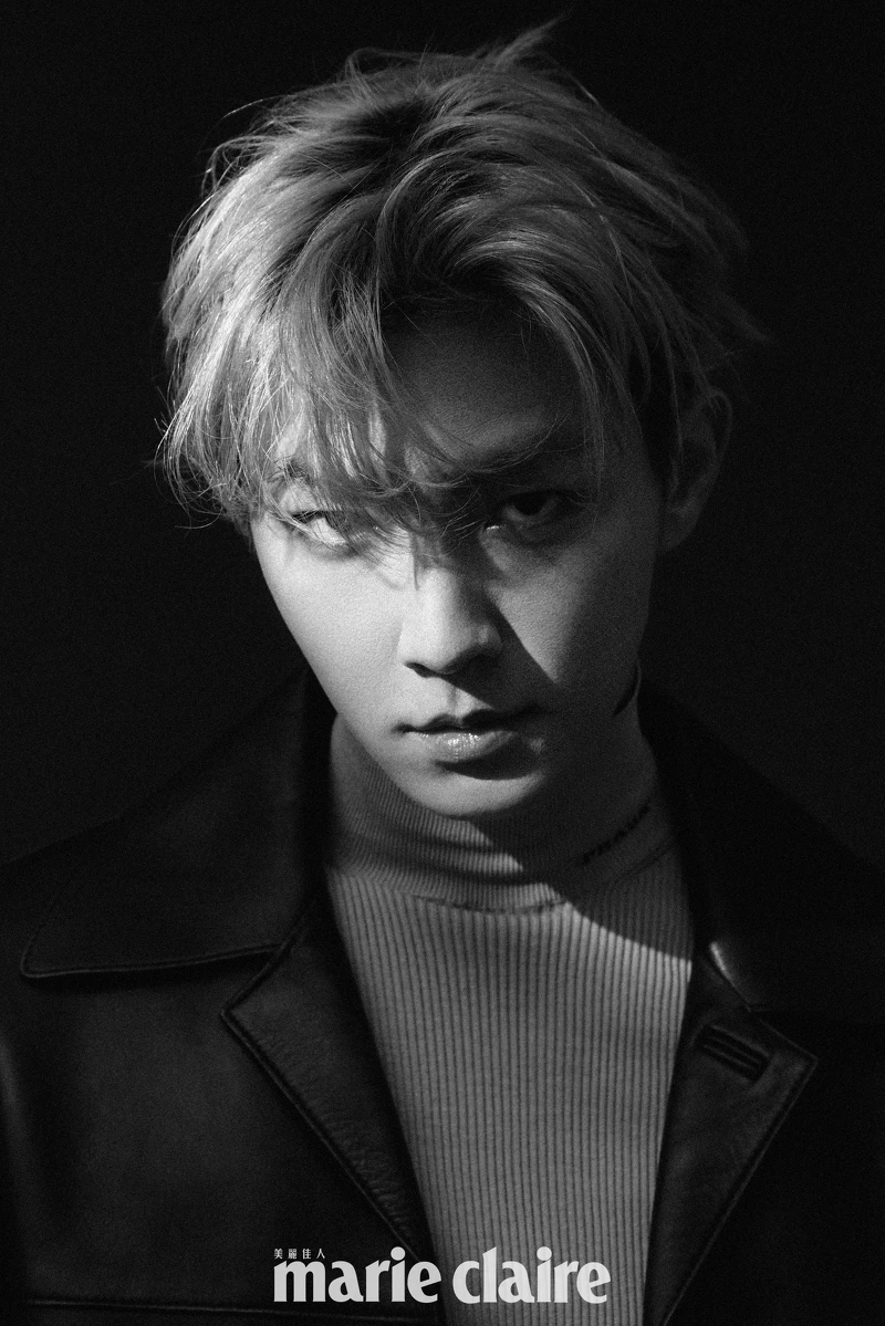 藍色針織高領毛衣,Prada;黑色皮革外套,Sandro。 藍色針織高領毛衣,Prada;黑色皮革外套,Sandro。