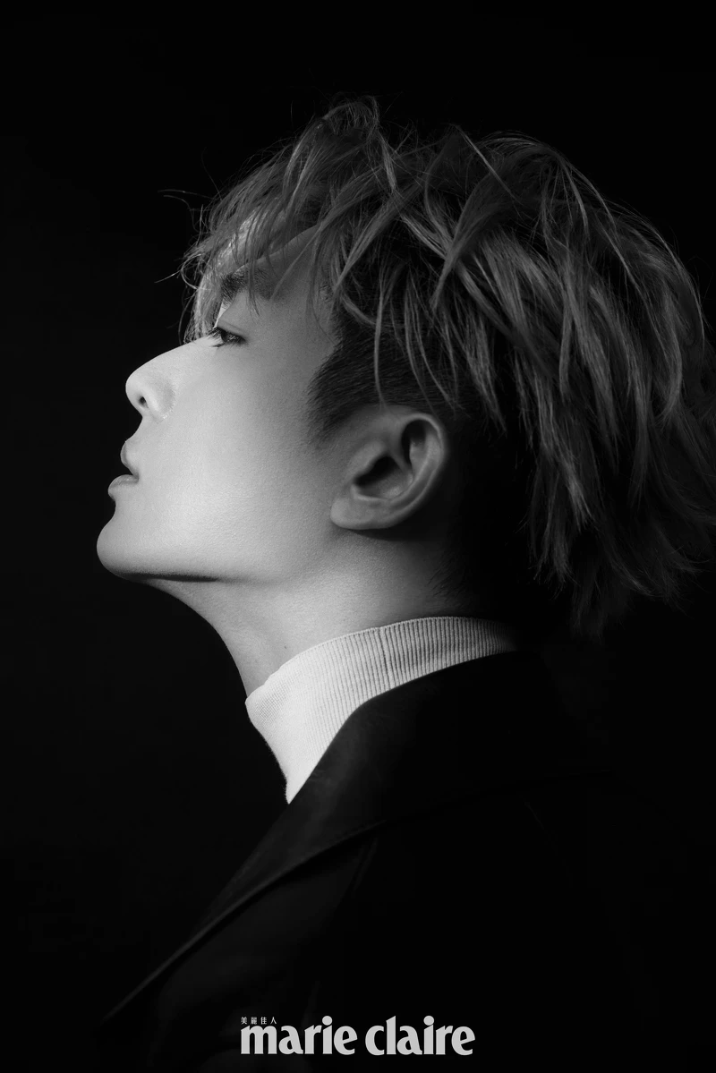 藍色針織高領毛衣,Prada;黑色皮革外套,Sandro。 藍色針織高領毛衣,Prada;黑色皮革外套,Sandro。