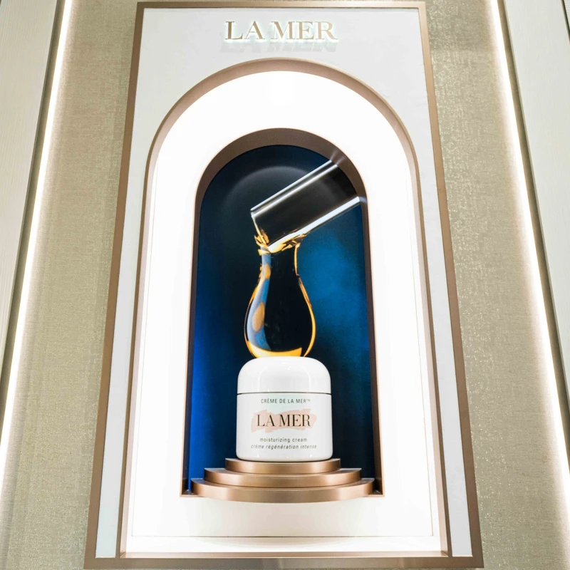 LA MER海洋拉娜奇蹟活凝晶萃乳霜牆。