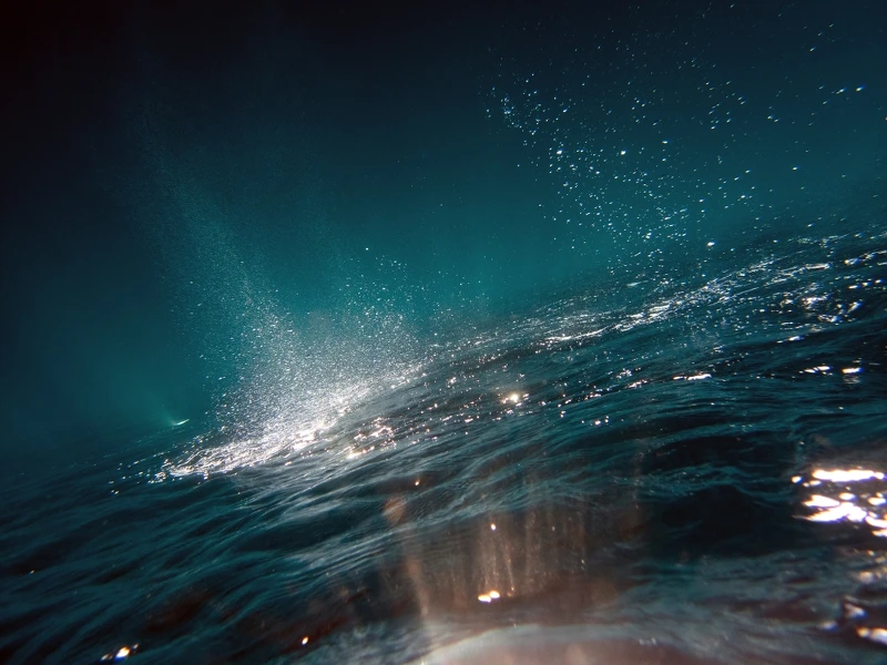 LA MER造浪者Nadia Huggins-海。