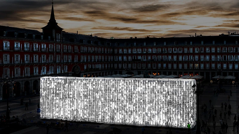 西班牙藝術團體「Luzinterruptus」作品《空白扉頁》