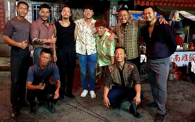 張震與河正宇以及劇中小弟合影