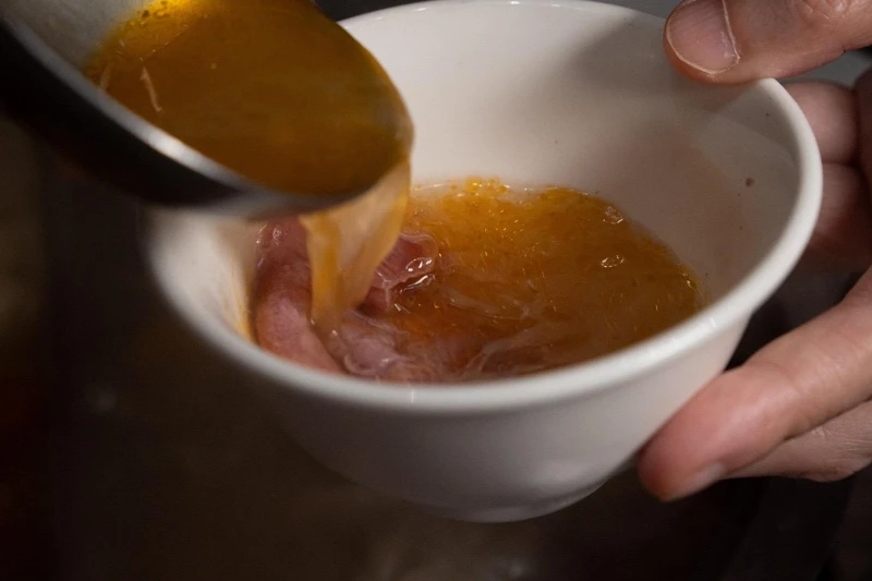 溫體牛可使用熱湯澆淋方式食用,可嚐到牛肉鮮嫩的口感。 溫體牛可使用熱湯澆淋方式食用,可嚐到牛肉鮮嫩的口感。