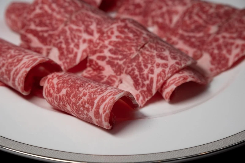 精修後現點現切的的牛小排。 精修後現點現切的的牛小排。