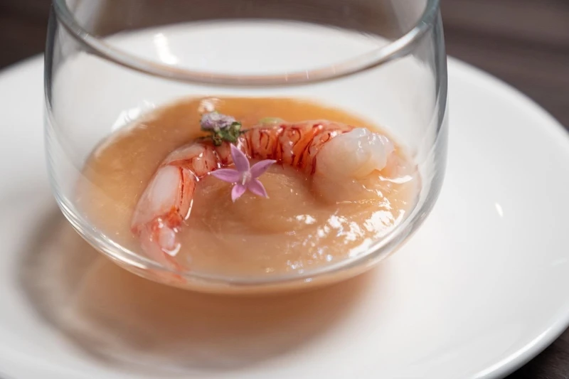 前菜生胭脂蝦佐蜜桃泥。 前菜生胭脂蝦佐蜜桃泥。