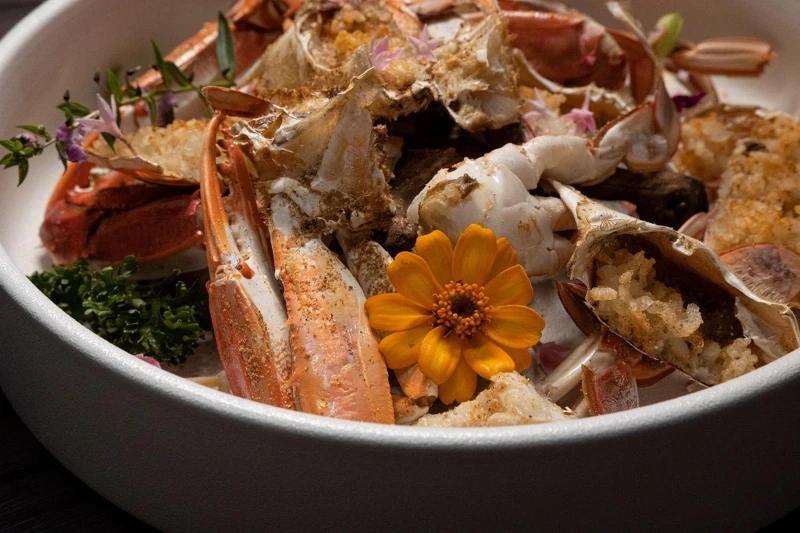 威士忌香料烤蟹,品一口威士忌,蟹殼裡的蟹膏伴著米飯和香料一起烤製,,蟹殼烤的香酥脆口可直接咬食。 威士忌香料烤蟹,品一口威士忌,蟹殼裡的蟹膏伴著米飯和香料一起烤製,,蟹殼烤的香酥脆口可直接咬食。