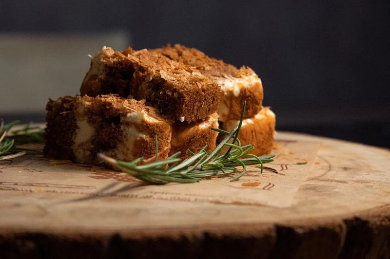 甜點之一:酸奶肉桂紅蘿蔔蛋糕。 甜點之一:酸奶肉桂紅蘿蔔蛋糕。