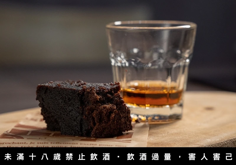 甜點提供布朗尼搭配威士忌一同食用。 甜點提供布朗尼搭配威士忌一同食用。