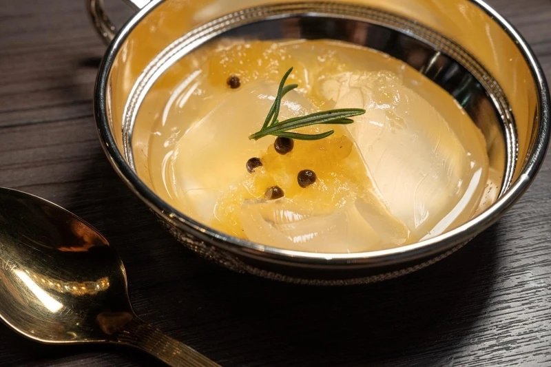 自製鳳梨馬告膠原蛋白果凍,使用純魚鱗片四小時熬製,相當費工費時。 自製鳳梨馬告膠原蛋白果凍,使用純魚鱗片四小時熬製,相當費工費時。