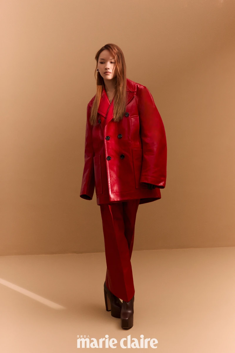 紅色雙排扣皮外套、紅色皮褲、棕色高跟長靴、耳環；all by Bottega Veneta。