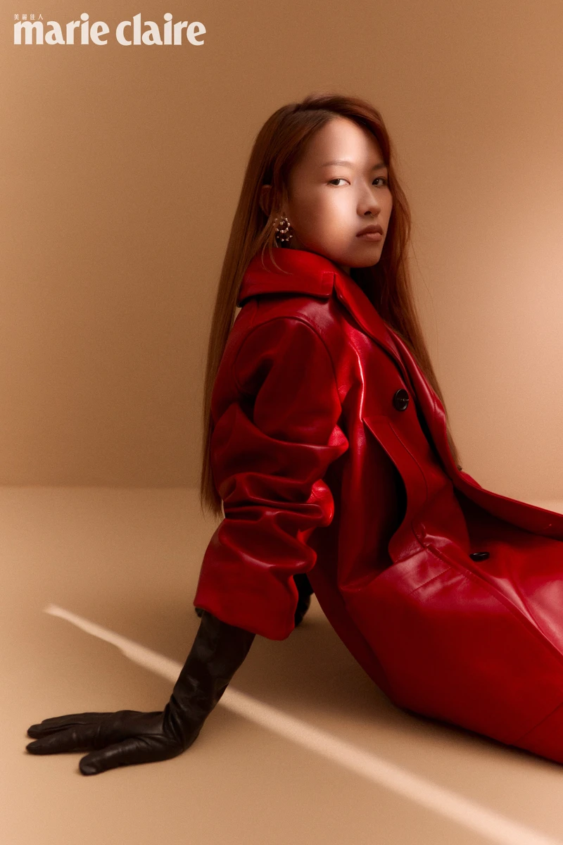 紅色雙排扣皮外套、紅色皮褲、耳環；all by Bottega Veneta。