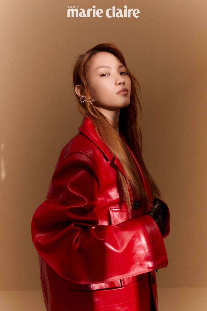 紅色雙排扣皮外套、紅色皮褲、耳環；all by Bottega Veneta。