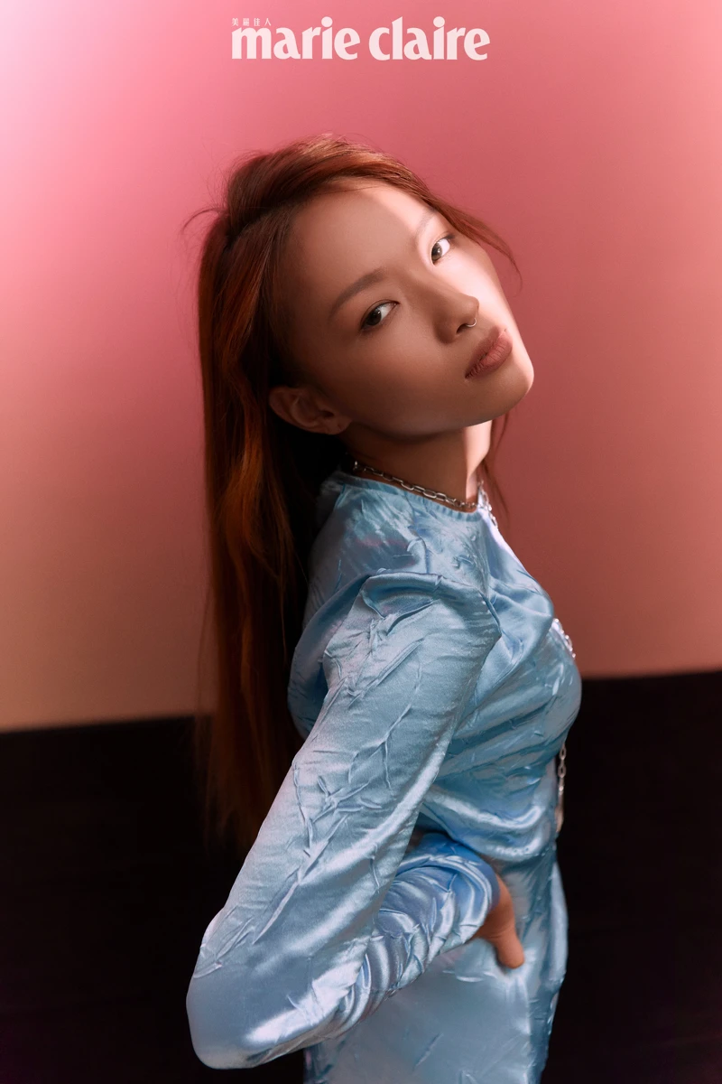 藍色洋裝，Maje；耳骨夾、珍珠戒指、珍珠墜鍊，all by Mikimoto。